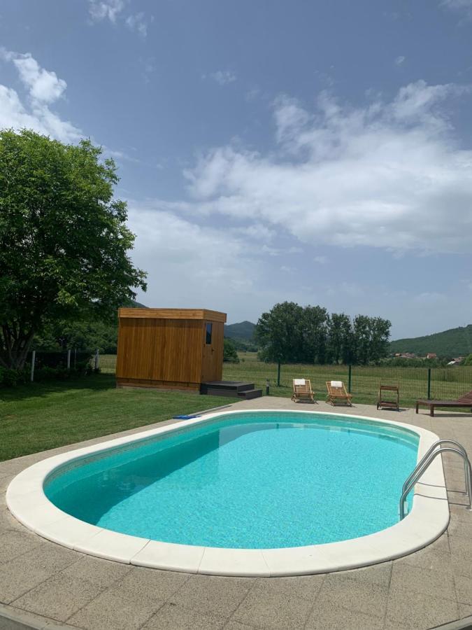 V'S Place - Wooden House With Heated Pool And Outdoor Sauna Otočac Dış mekan fotoğraf