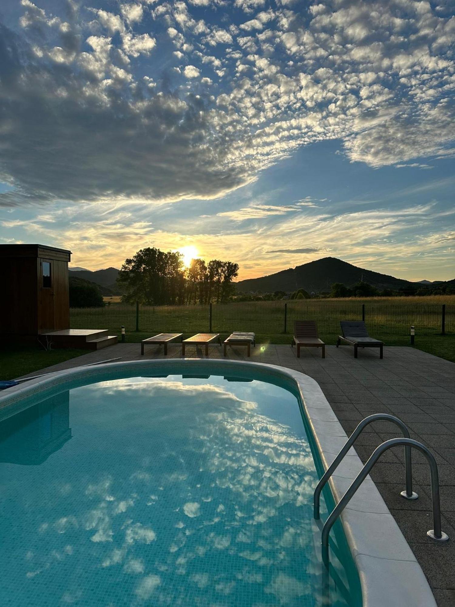 V'S Place - Wooden House With Heated Pool And Outdoor Sauna Otočac Dış mekan fotoğraf